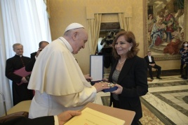 Popiežius Pranciškus įteikia apdovanojimus ilgamete tarnyste nusipelniusiai žurnalistei meksikietei Valentinai Alacraki. Vatican.va nuotrauka